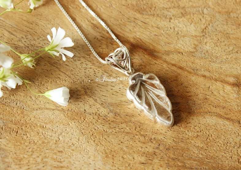 Crystal pendant - leaf pendant - healing crystal - Bezel pendant 