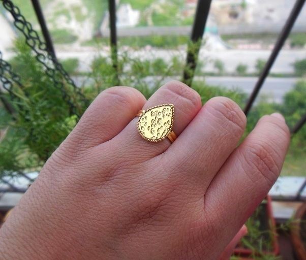 Drop 18 k gold hammered