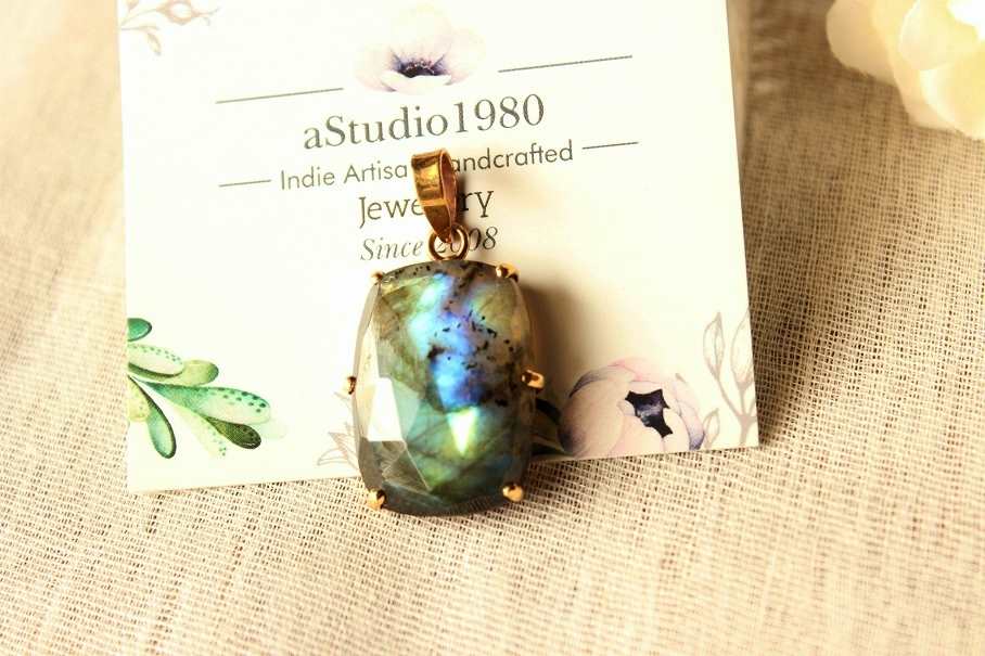 Gold Labradorite pendant - 18k gold  handmade pendant - gemstone