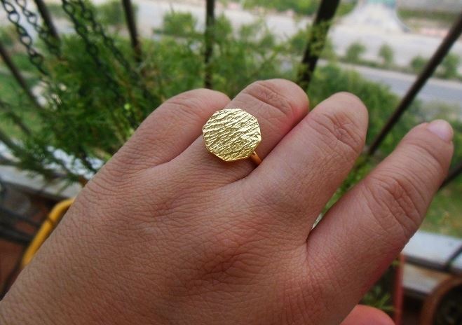 Hexagon 18 k gold hammered